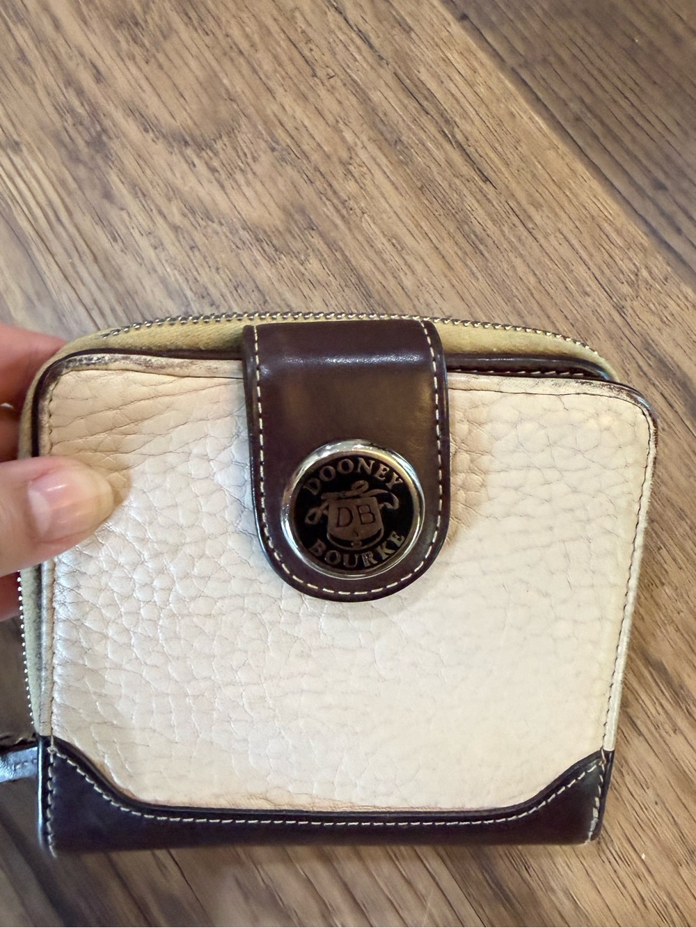 Vintage Dooney & Bourke
Donegal Crest Wallet Florentine & Pebble Leather - Picture 2 of 14